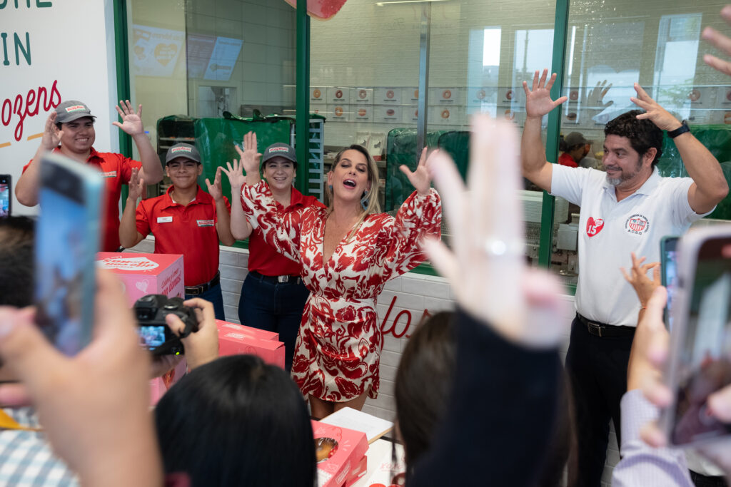 KRISPY KREME Llena el mundo de amor por San Valentín con su propuesta: “Dilo con Donas”